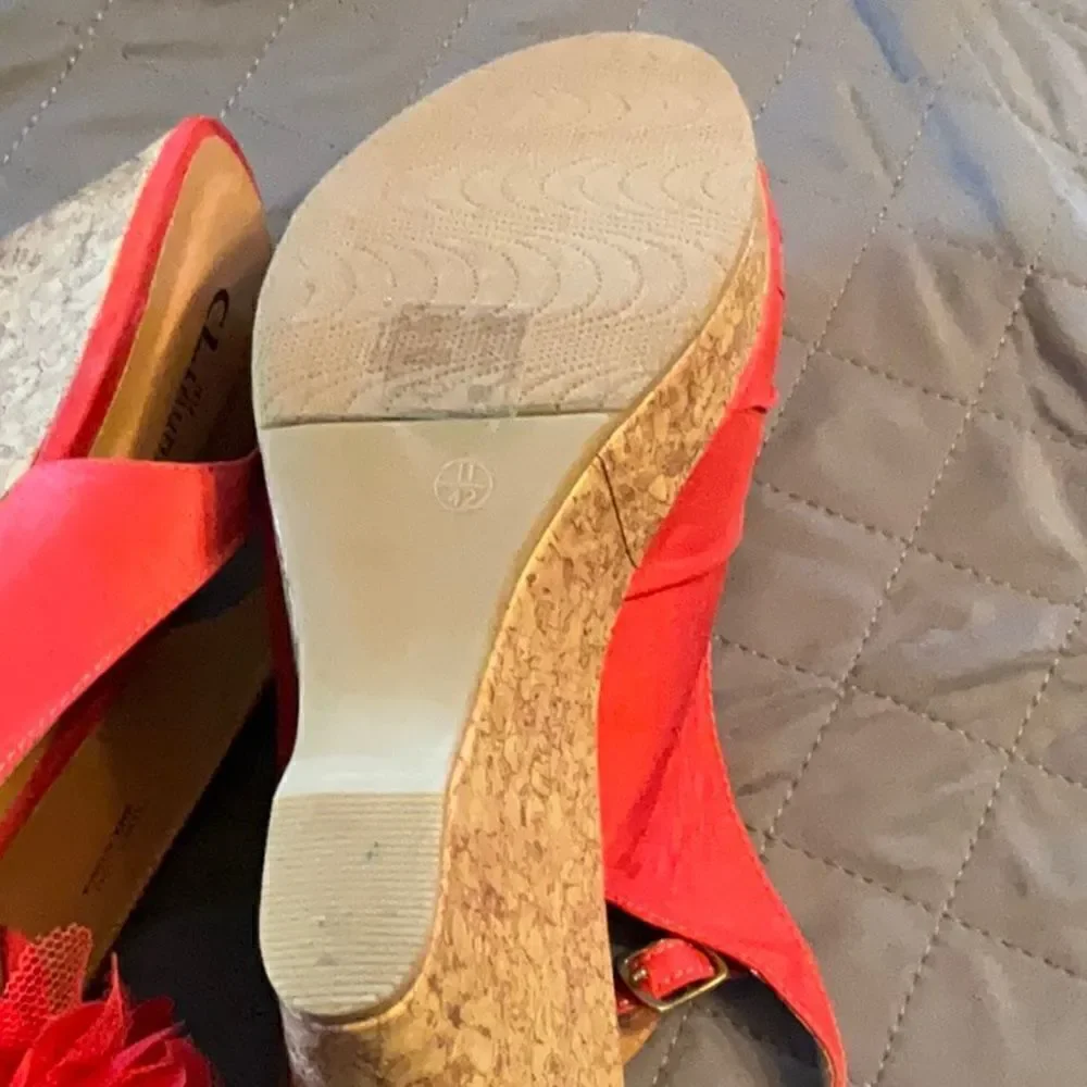 NWOT C L LAUNDRY satin upper peep toe wedges in size 11